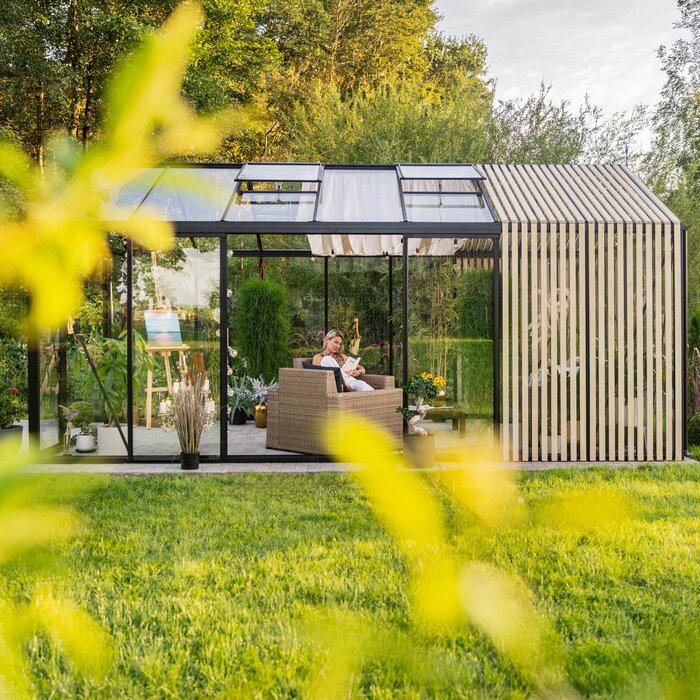 Lyst dyrkingsmiljø i Classic Accoya Fusion med klassisk saltak