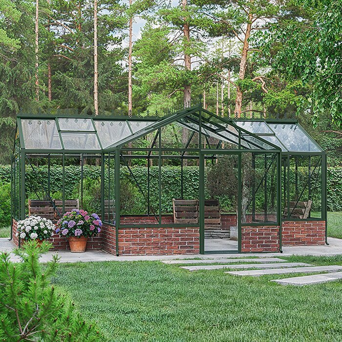 T-formet orangeridrivhus i aluminium og glass på murt sokkel