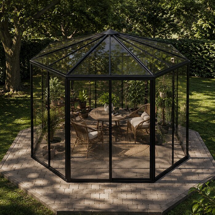 Lyst interiør i Luxvindu Hexagon med soner for planter og sitteplass