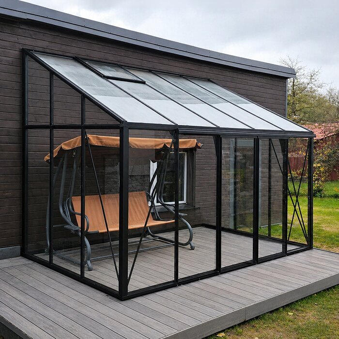 Lyst aluminiumdrivhus med transparente felt og plass til planter
