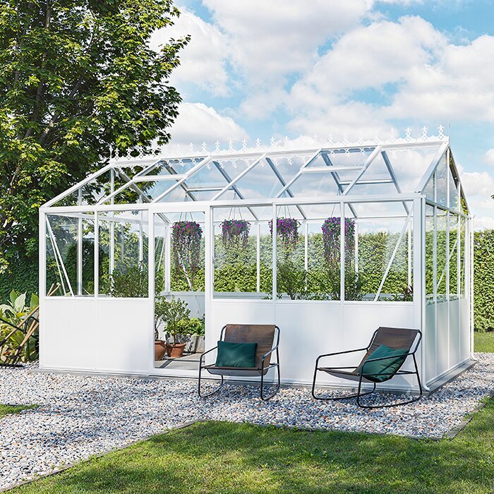 Interiør i Lux Prestige med glassflater, planteplass og skjermende aluminiumspaneler