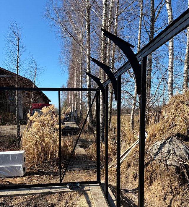 Et stadium i monteringssekvensen ved Anna Koku Skola-installasjonen