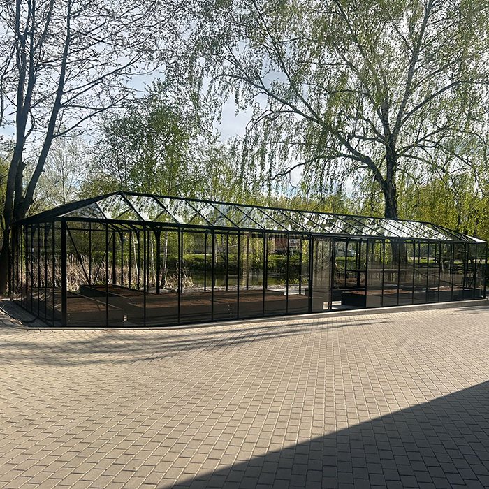 Frittstående drivhus med tilgjengelig plass rundt konstruksjonen for ettersyn