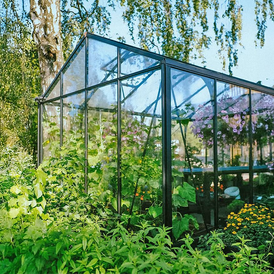 Detalj av pergolastolpe og terrasseområde der regnvann ledes ut