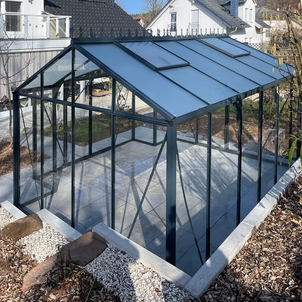 T-formet hagebygg integrert med terrasse og omkringliggende hage