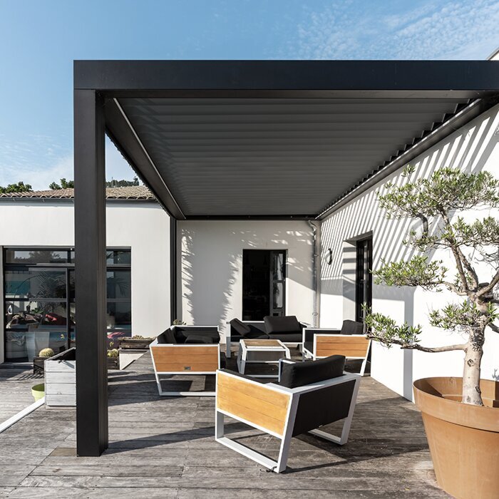 Moderne veggpergola med åpen forbindelse mellom terrasse og hage