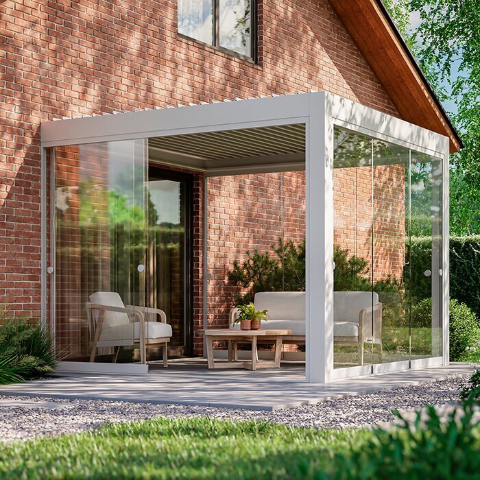 Veggpergola med spiseplass og tydelige ganglinjer på terrassen