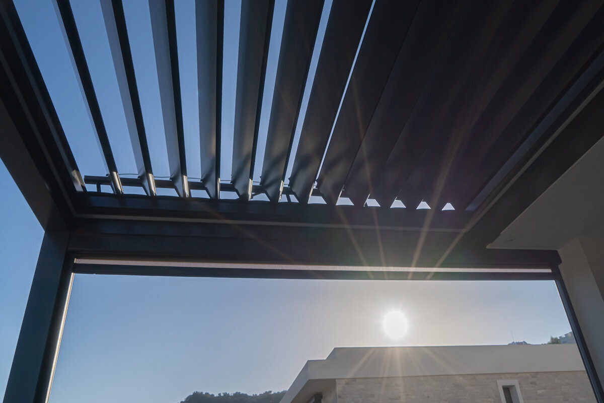 Åpen pergola eller bioklimatisk pergola – hva passer for deg?