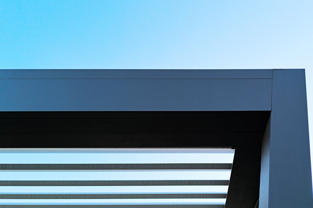 Hvor lenge varer en pergola i aluminium? Levetid og kostnader