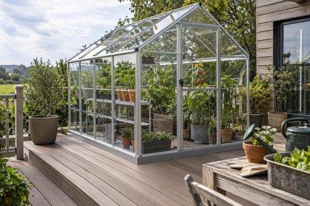 Kan et drivhus stå på en terrasse av tre eller kompositt?