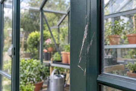 Riper i pulverlakken på drivhuset: Vurder reparasjonsmulighetene