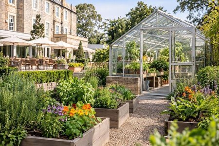 Drivhus ved hotellet for urter og spiselige blomster