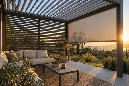 Plasser sideskjermingen for en åpen og luftig pergola