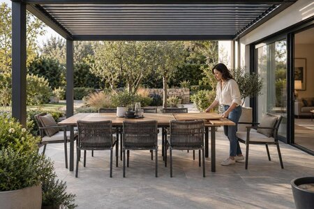 Planlegg pergola med plass til et uttrekkbart spisebord