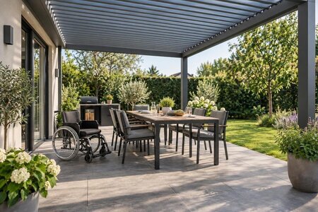 Spiseplass under pergola: trinnfri adkomst og god flyt