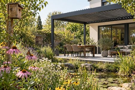 Pergola i en hage med plass for dyreliv