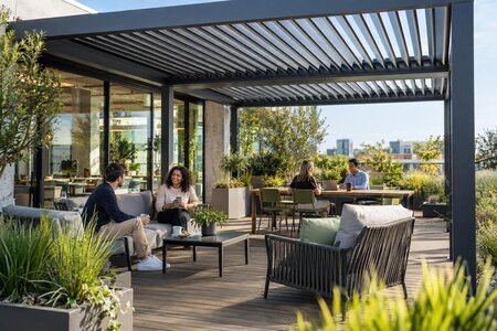 Pergola ved kontoret: planlegg et godt uteområde for pauser