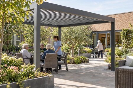 Pergola i gårdsrom ved sykehjem og omsorgsboliger