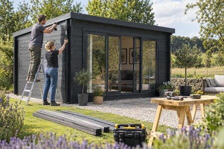 Hvor mange personer trengs for å montere et hagehus?