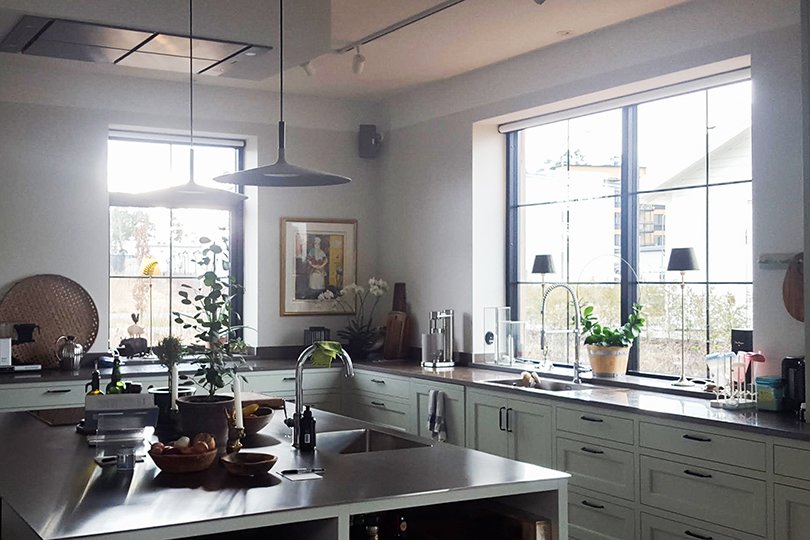 kjøkken med solrike vinduer med sprosser