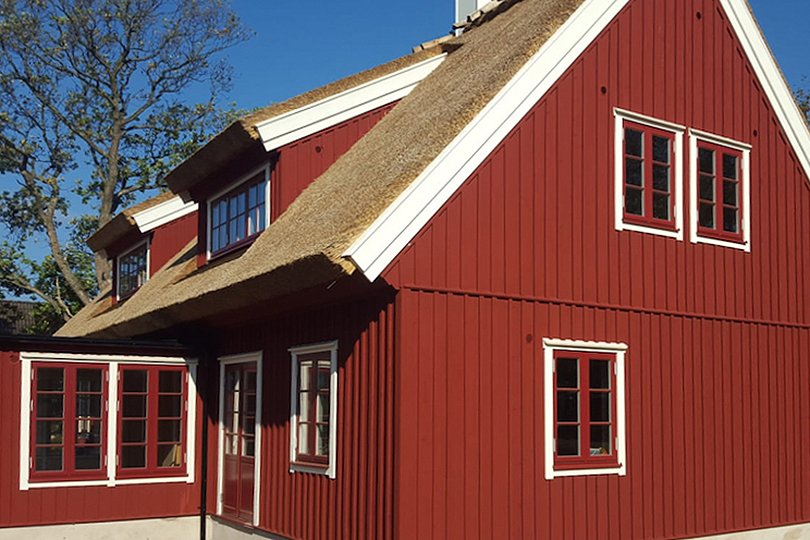 koselig privat hus med røde vinduer for en god pris