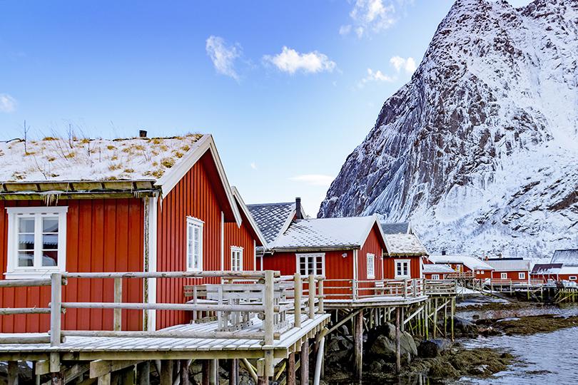 rødt hus på fjellet med energieffektive trevinduer