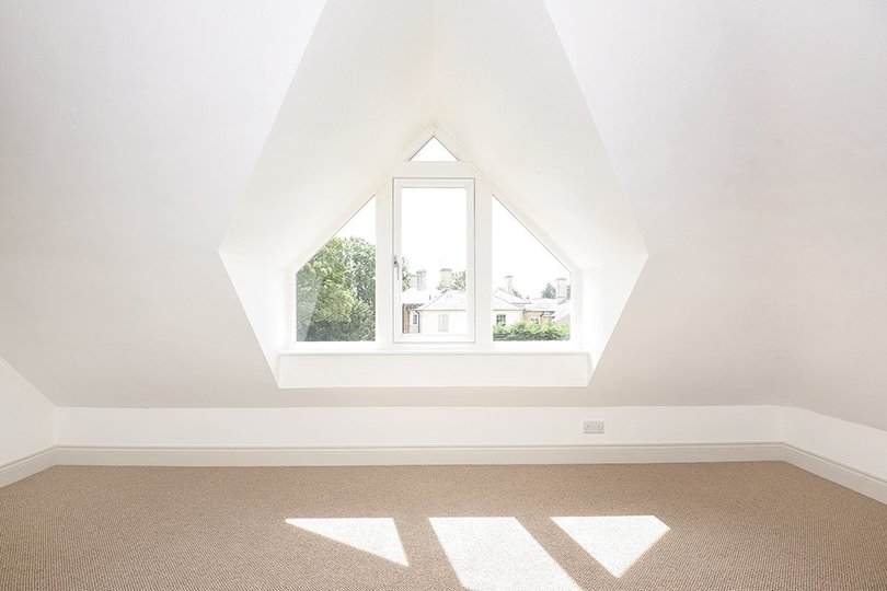 uregelmessig formet vindu installert på loftet