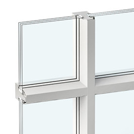 Tre sprosser med aluminium som deler glasset